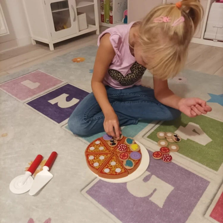 kruzzel-drewniana-pizza-do-krojenia-rzepy-zestaw-kuchenny-dla-dzieci-8.webp
